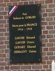 Plaque monument aux morts sur le mur de la mairie.