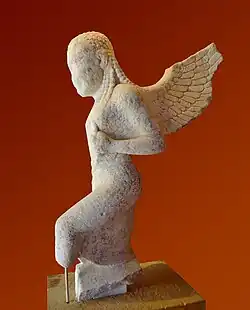 Gorgone gardant un monument funéraire. Paros, peu après 570. Marbre, H. 135&nbsp;cm. Musée archéologique de Paros