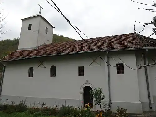 La façade sud de l'église.