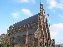 Un bâtiment apparaît devant un ciel bleu.
