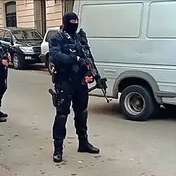 Un policier du GOSP durant une mission de protection.