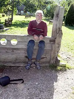 Parties métalliques fixées sur bâti de bois.