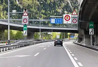 L'autoroute A2 devenant une semi-autoroute à l'approche du portail nord du tunnel du Saint-Gothard à Göschenen.
