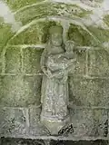 La fontaine près de la chapelle, statue de la Vierge à l'Enfant.