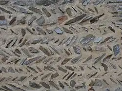 Appareil en arête-de-poisson en schiste.