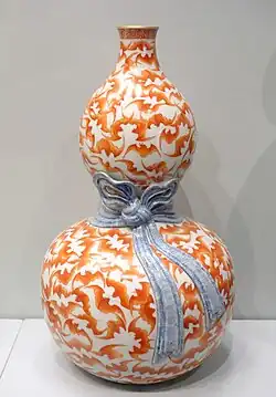 Vase en forme de gourde aux chauves-souris rouges. Porcelaine Jingdezhen sous glaçure et sur glaçure. Règne Qianlong 1711-1799.AAM San Francisco