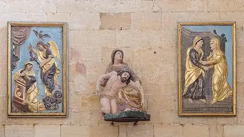 Église Saint-Pierre de Gourdon, panneaux sculptés de l'Annonciation et de la Visitation (par les sculpteurs Tournié) entourant une Pieta.
