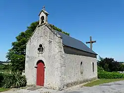 La chapelle à côté du cimetière.