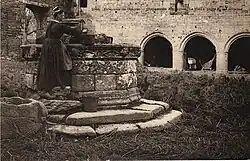 Le château de Kerbiquet vers 1900 avec ses arcades et le vieux puits (carte postale Villard).