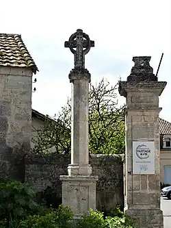 Croix à côté de l'église de Gout.