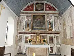 Le maître-autel et son retable.