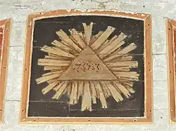 Peinture représentant la Trinité, en haut du retable.