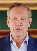 George E. Pataki, gouverneur de New York de 1995 à 2006. Il annonce sa candidature le 28 mai 2015, puis la retire le 29 décembre 2015.