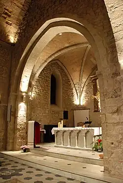 L'arc triomphal ogival et le chœur gothique.