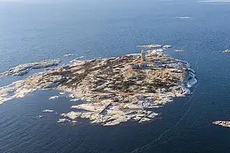 Vue aérienne de Grönskär et de son phare avec la Suède continentale dans le lointain.