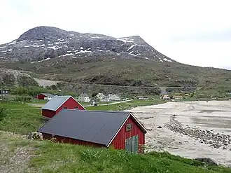Grøtfjord devant Middagsfjellet (678 m)