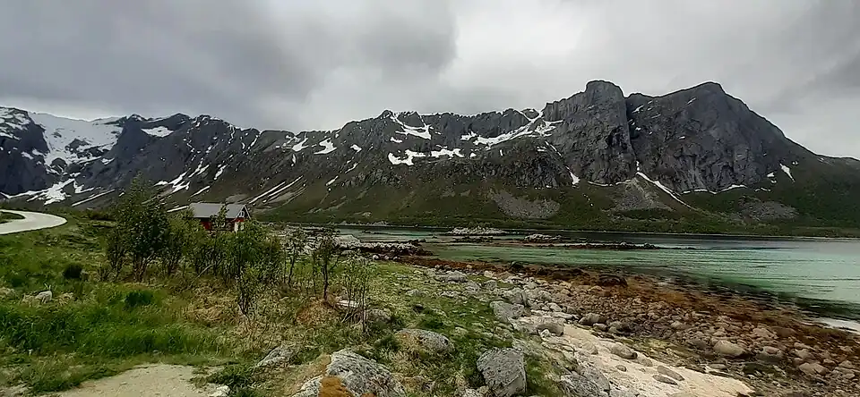 La rive ouest du Grøtfjorden est dominée par le Ramnafjellet (743m)