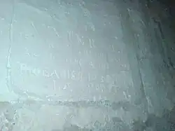 Graffiti gravé par un prisonnier appartenant à l’armée française, à la fin du XIXe&nbsp;siècle, dans une des salles de la tour de la Lanterne. Texte : « Vivier G. / 15 jours de prison pour / avoir dit à un / brigadier de fermer / la porte ».