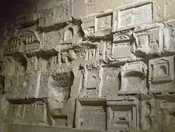 Graffitis de prêtres réfractaires.