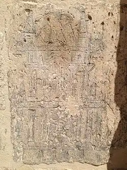 Graffiti avec une représentation de la façade de la cathédrale réalisée à la baïonnette gravée dans la façade du palais.