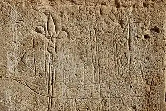 Graffito avec un navire et fleur de lys