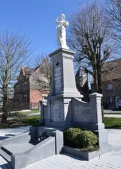 Le monument aux morts.
