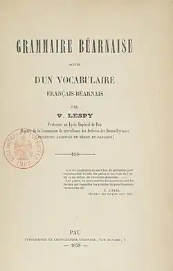 Photographie en couleurs de la couverture d'un livre ancien.