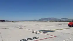 Vaste espace bétonné avec différentes lignes de peinture de signalisation.