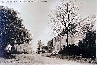 Image d'archives d'une ferme, 3 enfants et 3 hommes