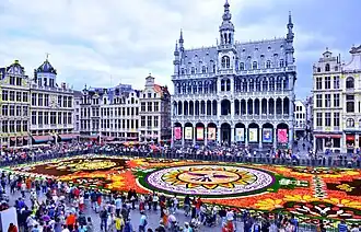 Le tapis de fleurs au pied de la Maison du Roi en 2018.