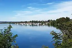 Un port de voiliers vu depuis la côte de Décines.