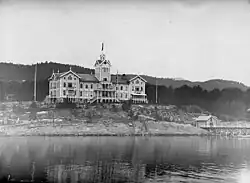 Le « Grand Hôtel », détruit par un incendie en 1919, haut lieu du tourisme où séjournait Guillaume II d'Allemagne