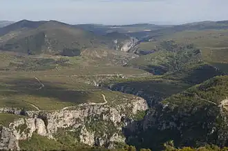 Vue en direction du sud du canyon de l'Artuby par-delà les gorges du Verdon au nord, la rivière entaillant l'extrémité orientale du plan de Canjuers.