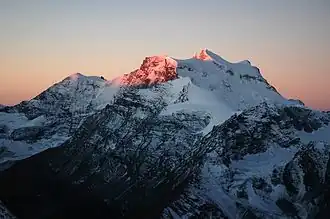 La tour de Boussine (à gauche) et le Grand Combin (à droite).