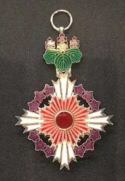 Photo d'une médaille essentiellement composée d'une étoile à trente-deux rayons.