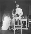 La grande-duchesse Anastasia Nikolaïevna prenant l'un des premiers autoportraits d'adolescentes à l'aide d'un miroir et d'un boîtier Brownie, envoyé à un ami en 1914.