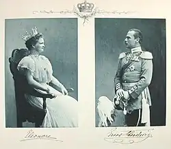 Carte postale autographe montrant une femme couronnée assise sur un trône, à gauche, et un homme en uniforme, à droite.