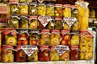 Légumes au vinaigre préparés dans les boutiques du sous-sol