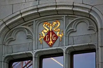 Dans l'arcade de la fenêtre du premier étage : armoiries de la ville de Liège.