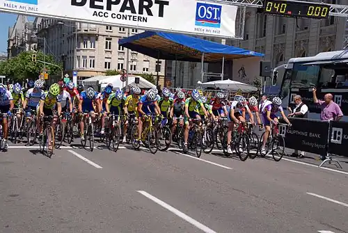 Photographie de coureurs au départ d'une course cycliste en 2007.