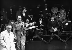 Remise du second prix du Grand Prix automobile de Tunisie 1932 à Marcel Lehoux.