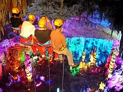 La découverte de la grotte par son plafond au cours d’un rappel collectif.