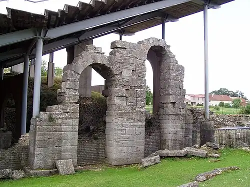 Arcades subsistantes de la façade nord.