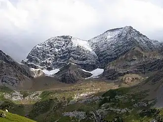 De gauche (est) à droite (ouest) : le Grand Astazou (3 071 m), le couloir Swan menant au col Swan (2 966 m), le Petit Astazou (3 012 m).