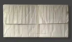 Grand gisant emballé de kraft et scotch