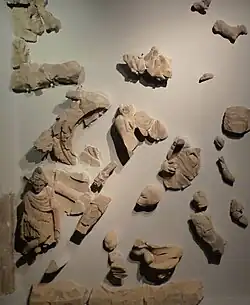 Fragments du bas-relief.
