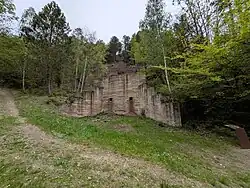Grande trémie, site minier du Salver. Elle servait à stocker le minerai de fer et à charger les camions lorsqu'ils se présentaient en dessous.