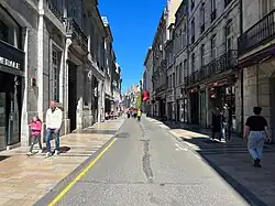 La rue vue depuis le carrefour rue Moncey.