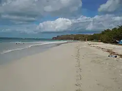 Vue de la plage de la grande terre des Salines en direction de la pointe des Salines.