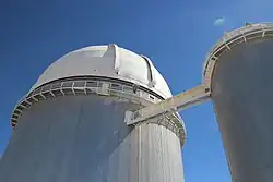 Grande coupole du télescope de 3,6m et petite coupole du CAT (Coudé Auxiliary Telescope), télescope auxiliaire de 1,4 mètre de diamètre conçu pour alimenter en lumière le foyer coudé du télescope principal. Bien que le CAT ne soit plus en service, il a joué un rôle important dans les observations spectroscopiques de haute précision, notamment avant l'installation de HARPS (High Accuracy Radial velocity Planet Searcher) sur le télescope principal.